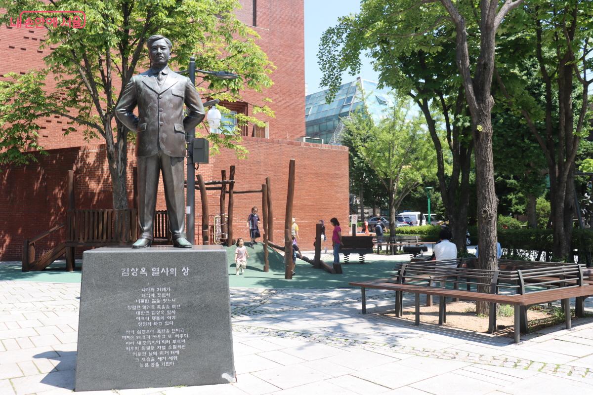 종로구 마로니에공원 내에 있는 김상옥 의사 동상 &copy;조수연