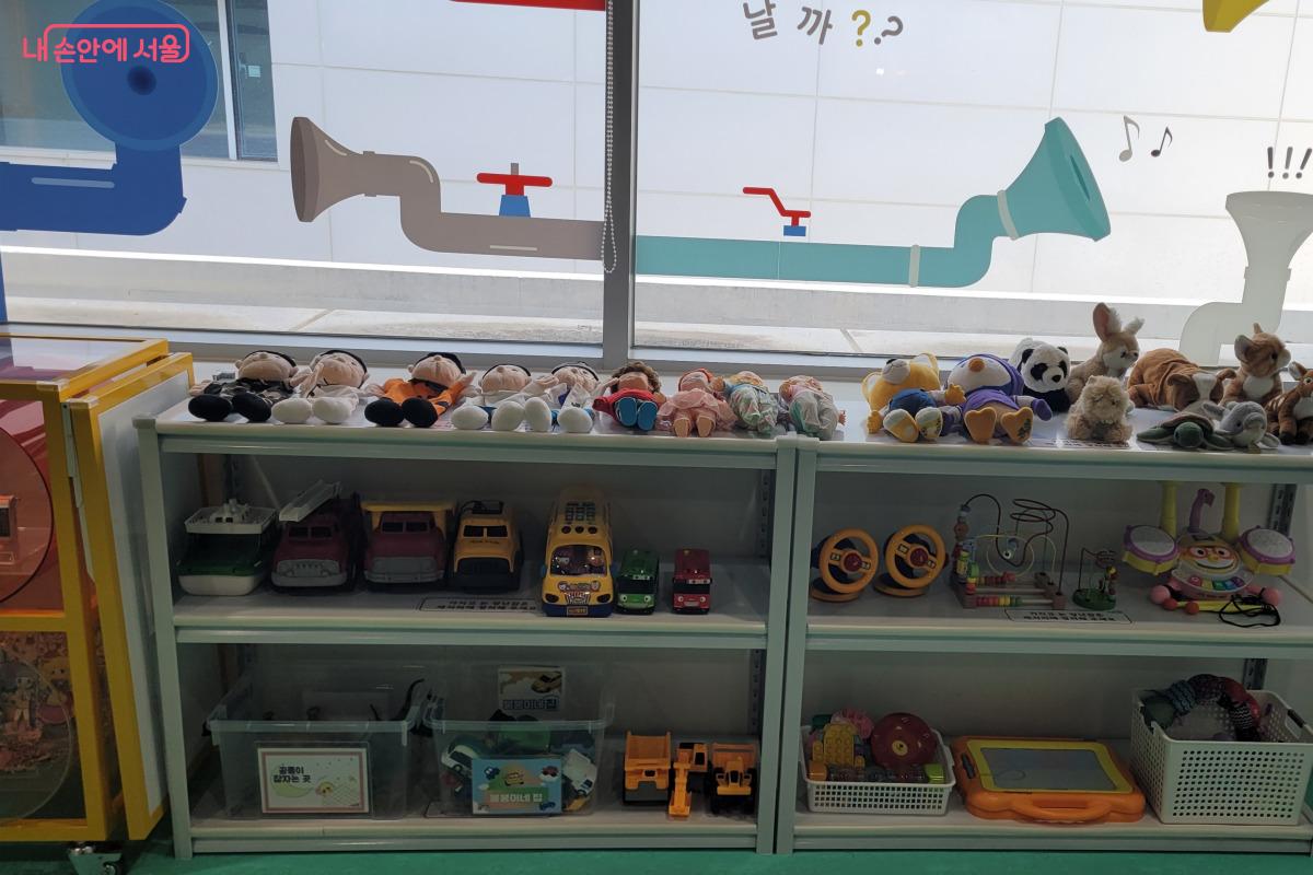 역할놀이를 할 수 있는 인형과 자동차 장난감도 많다. &copy;김민지