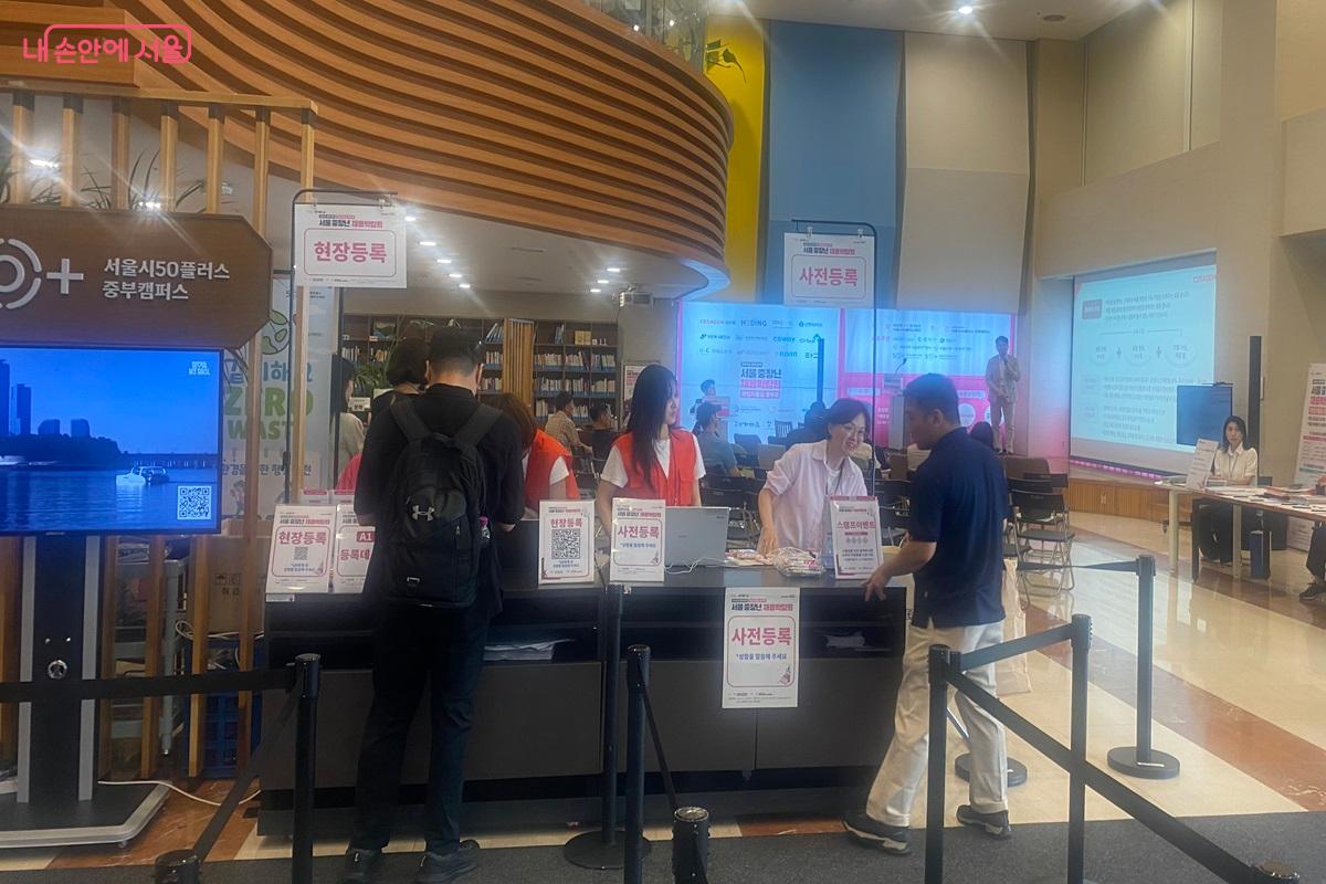 1층 참가자 접수처 ©이근석