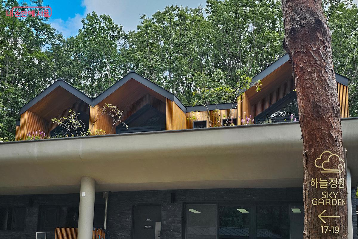 하늘정원에는 &lsquo;노을 질 무렵&rsquo;을 비롯한 9개의 객실을 운영한다. &copy;문청야