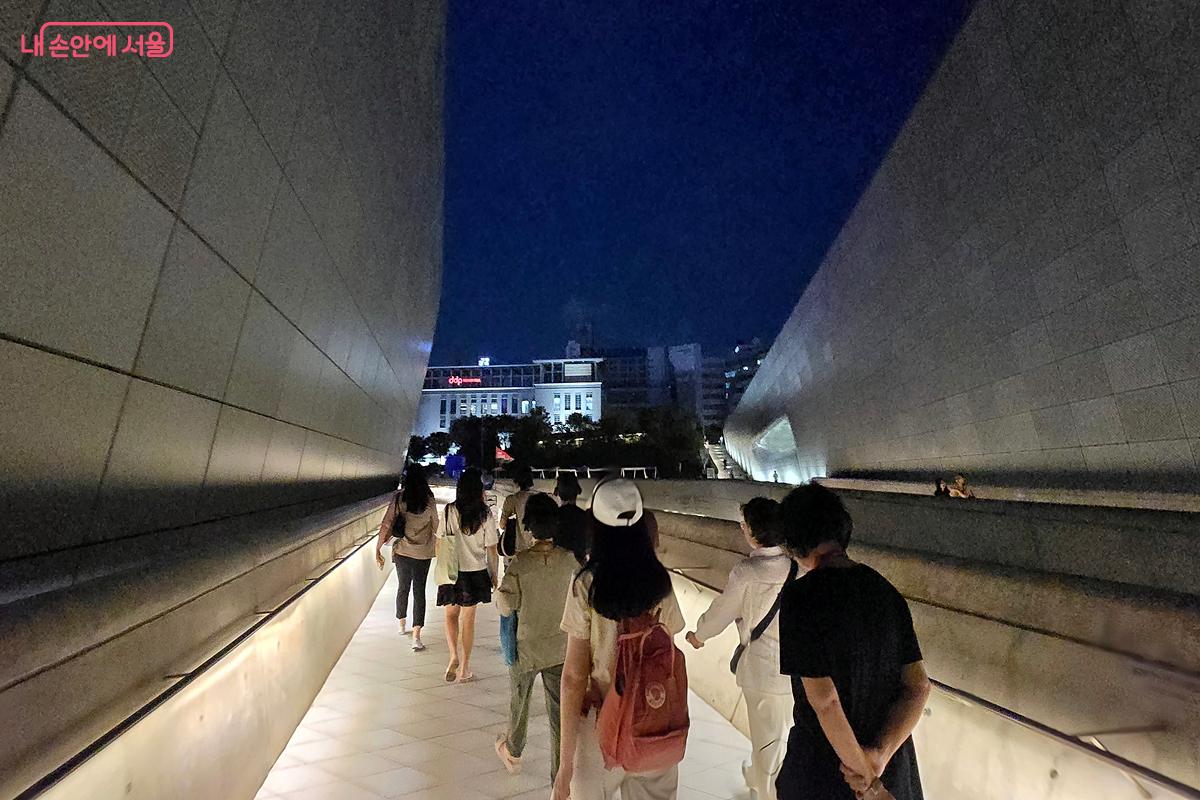 해설자의 안내에 따라 ‘매혹장소 투어’를 시작했다. ©김윤경