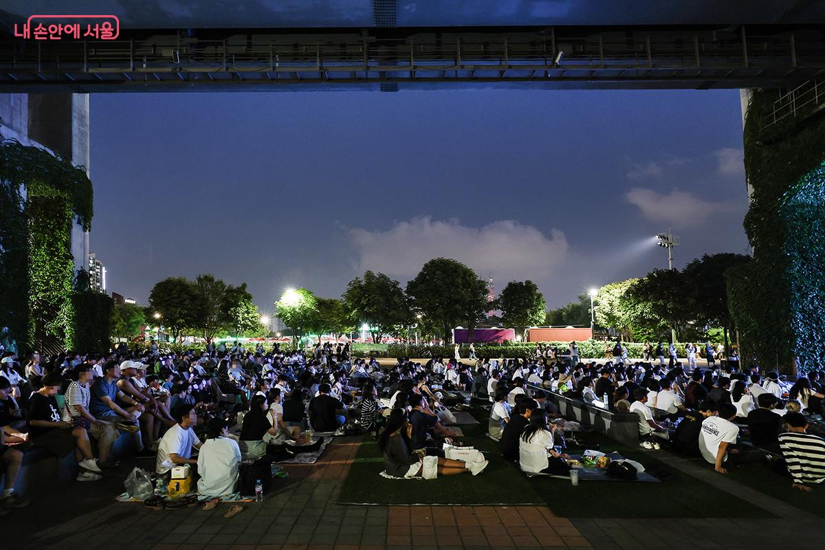 열대야를 피해 영화제를 보기 위해 모인 시민들 ©김주연