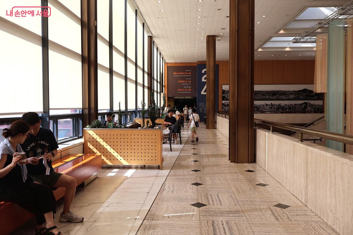 각 층마다 조성한 휴게 공간에서 휴식을 취하고 있는 관람객들 ©이봉덕