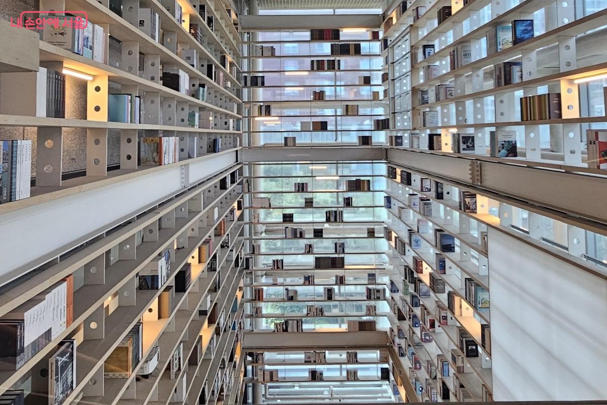 넓고 높은 공간을 가득 채운 책 풍경이 마치 영화 '인터스텔라' 속 공간 같은 느낌이 든다. &copy;최정윤