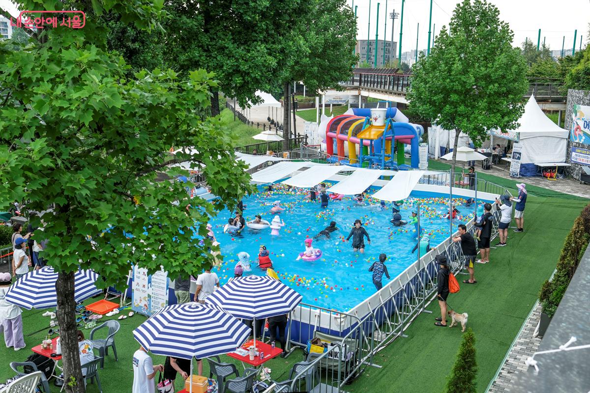 물놀이를 하다가 쉬고 싶을 때는 주변 파라솔이나 선베드에서 휴식을 취할 수 있다. ©박우영