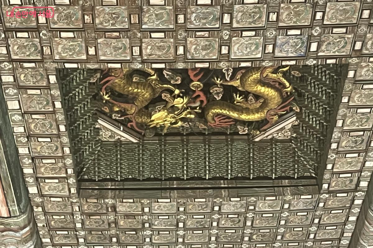 중화전 천장을 장식하고 있는 용의 문양 ©김연희