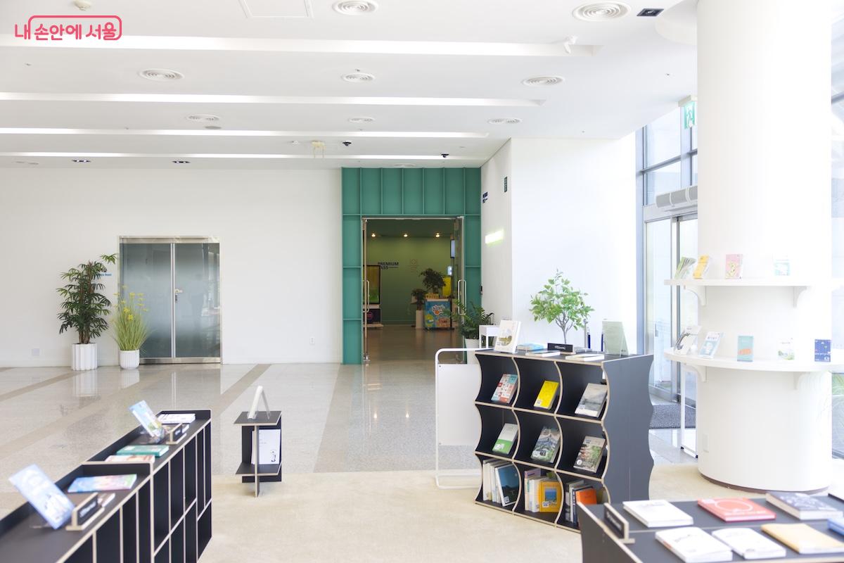 깔끔하면서도 모던한 공간으로 변신했다. &copy;임중빈