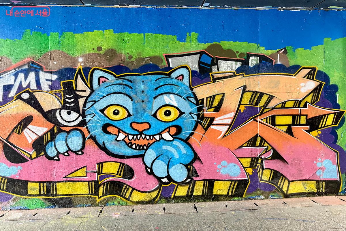 압구정 나들목 벽에 전통 민화 호작도(까치와 호랑이 그림)에서 영감을 받아 탄생한 캐릭터 ‘서씨’와 '더피'그림이 그려져 있다 ©김미정