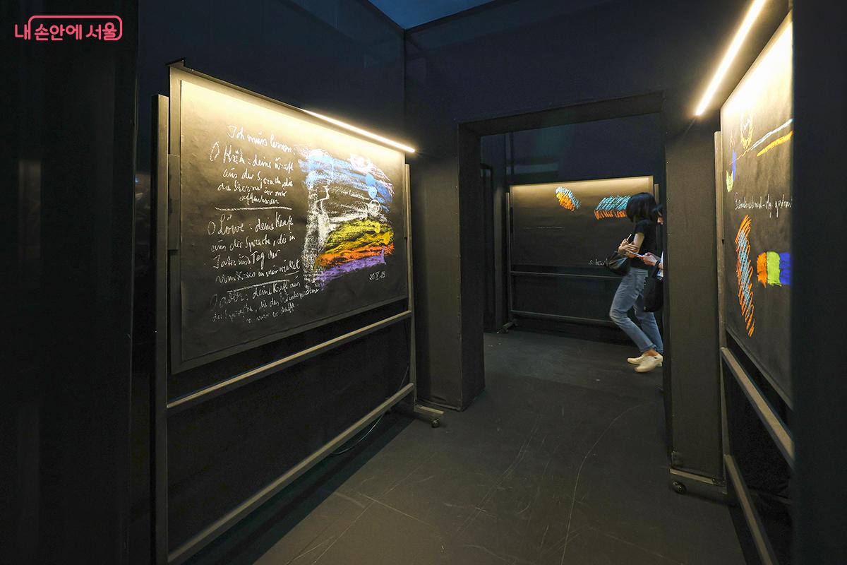 루돌프트 스타이너의 철판 드로잉 전시 ©김주연