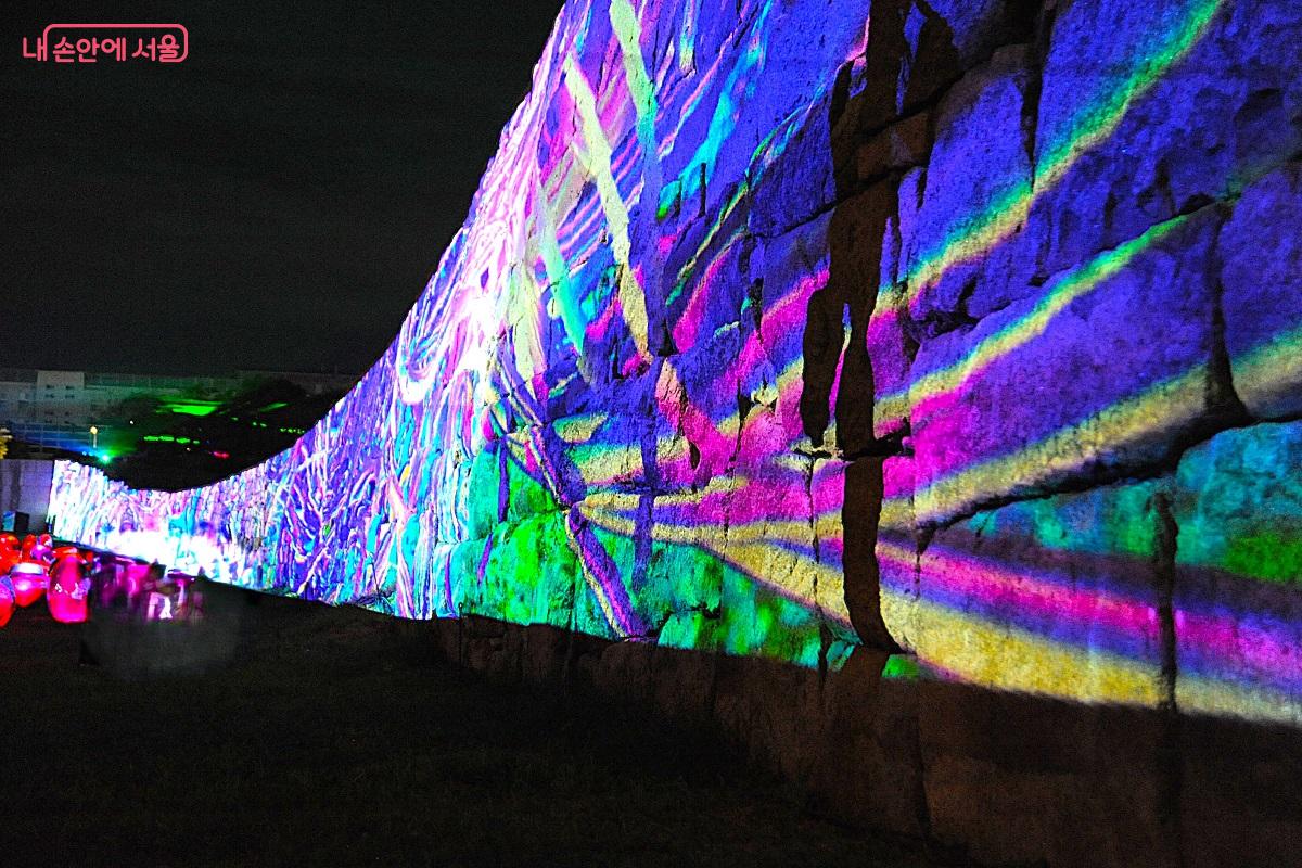 서울성곽은 이간수문을 통과한 물이 흐르던 역사의 물줄기를 따라 조성된 ‘수(水) 공간’이다. ©조수봉