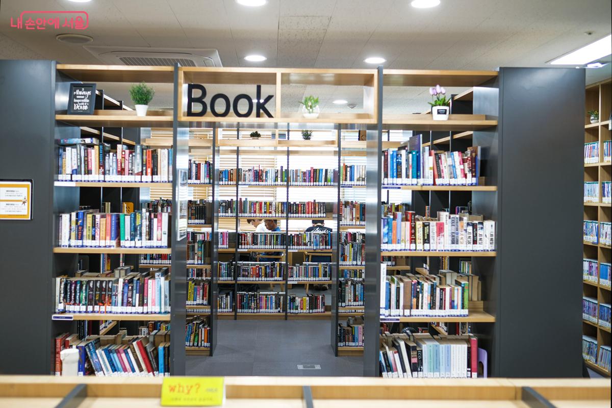 어린이 영어책뿐 아니라 성인들이 읽을 수 있는 영어 원서들도 마련되어 있다. ©박우영  