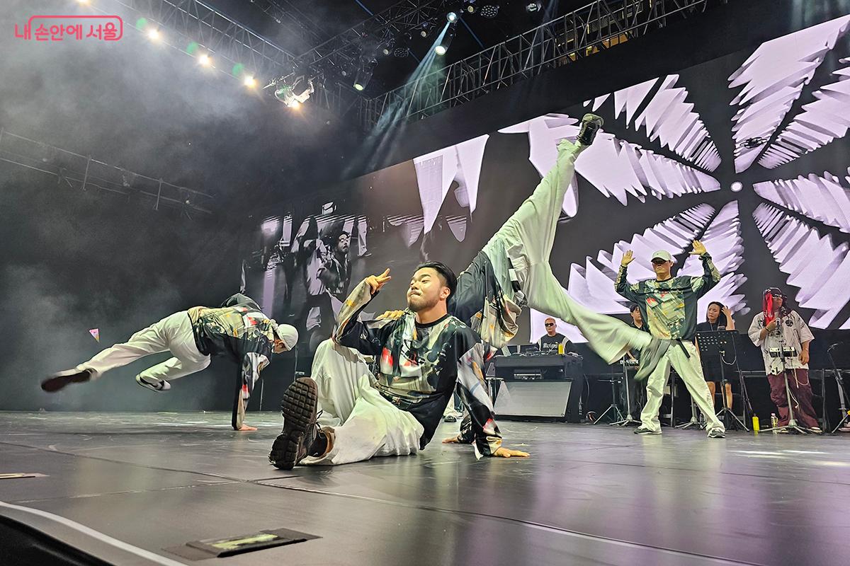 세계 비보이 대회를 석권한 &lsquo;퓨전엠씨크루&rsquo;는 이번 축제 무대에서도 멋진 공연을 선보였다. &copy;이혜숙