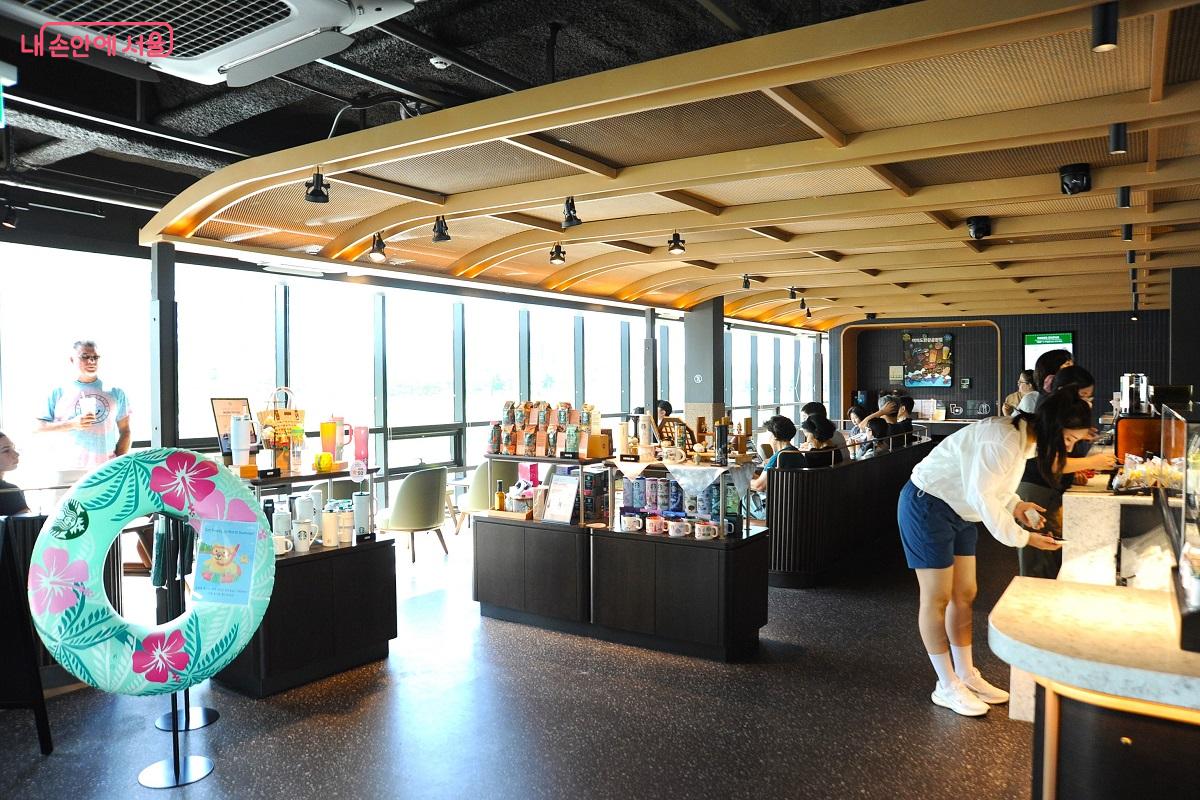 여의도 선착장 3층의 스타벅스 커피숍 ©조수봉