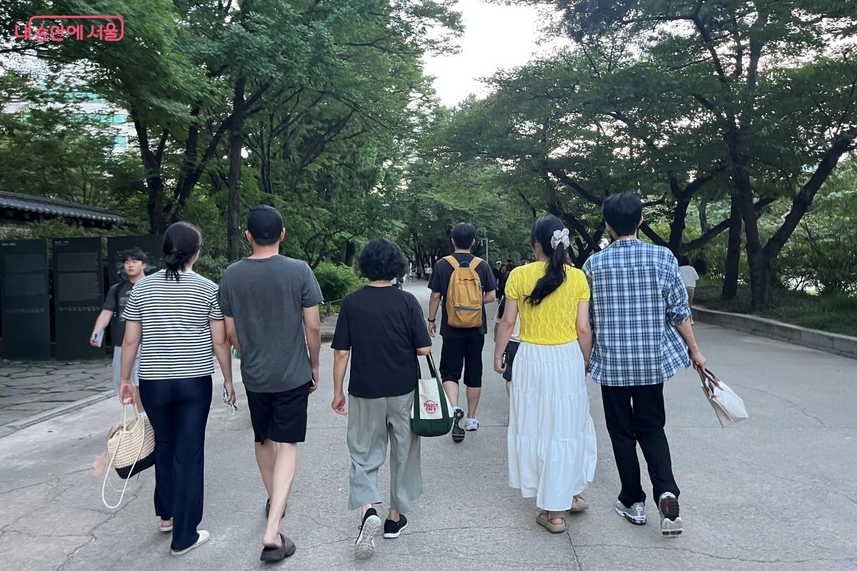 ‘덕수궁 야간 해설’에 많은 시민들이 참여했다. ©김연희