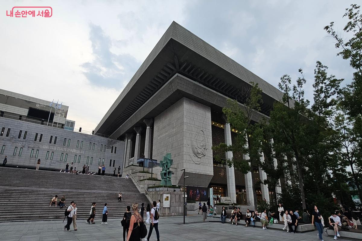 웅장한 세종문화회관의 모습 &copy;권연주