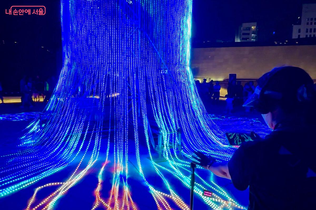 아티스트 크사베리 컴퓨터리의 미디어 아트 작품 'Flux' ©김미정