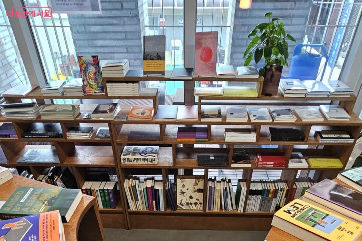 공간을 테마로 한 책 외에도 다양한 책이 구비되어 있는 무아레서점 ©최정윤