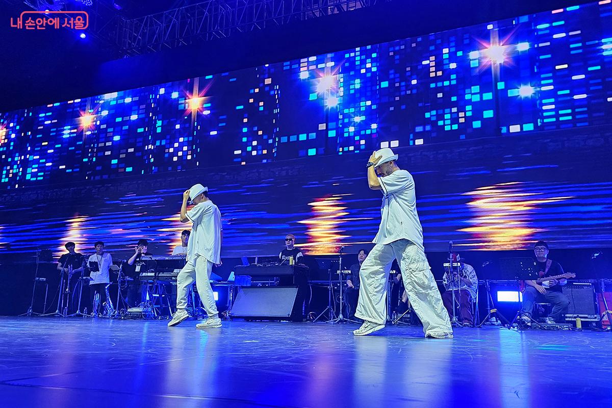 펑키한 리듬에 맞춰 셔플 댄스와 브레이크 댄스가 어우러진 다이내믹한 무대가 펼쳐졌다. &copy;이혜숙