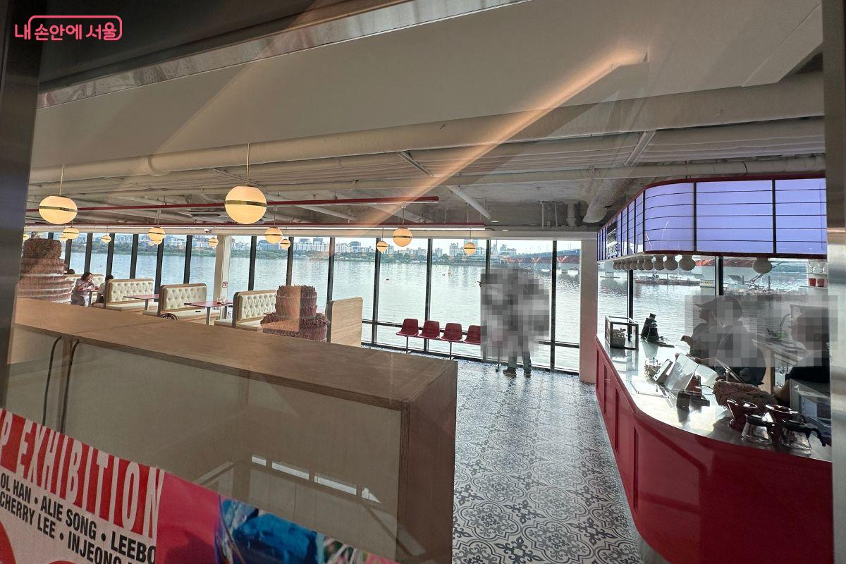 한강뷰가 보이는 카페가 운영 중이다. ©김재형