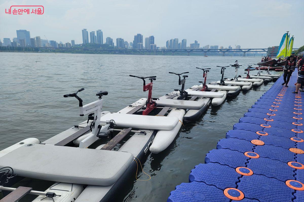 한강 수상스포츠 체험 참가자들을 위해 준비된 수상자전거 &copy;이동영