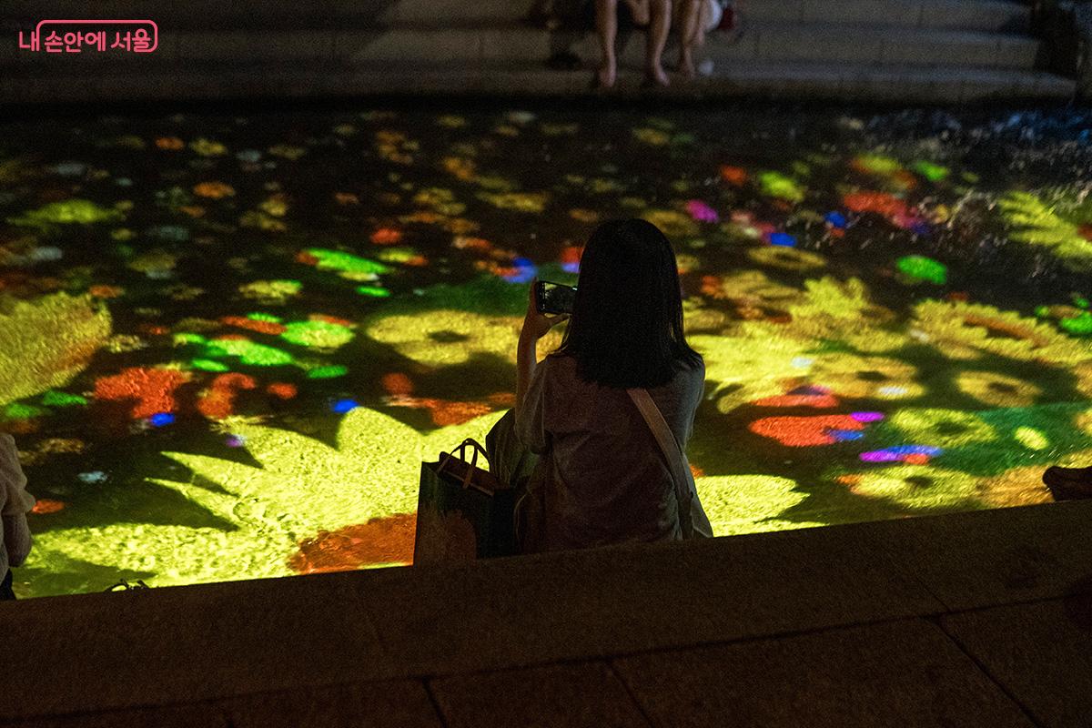 관람객의 움직임에 따라 변화하는 모습을 볼 수 있다. &copy;최승훈