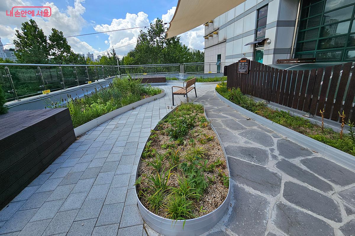 과거 잡초가 무성해 오기가 꺼려지던 공간이 보기에도 아름다운 공간으로 탈바꿈했다. &copy;정향선 