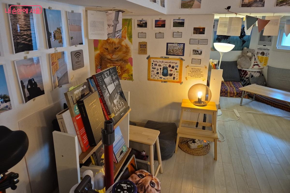 책을 읽을 수 있는 2층 다락방 공간 ©송수연