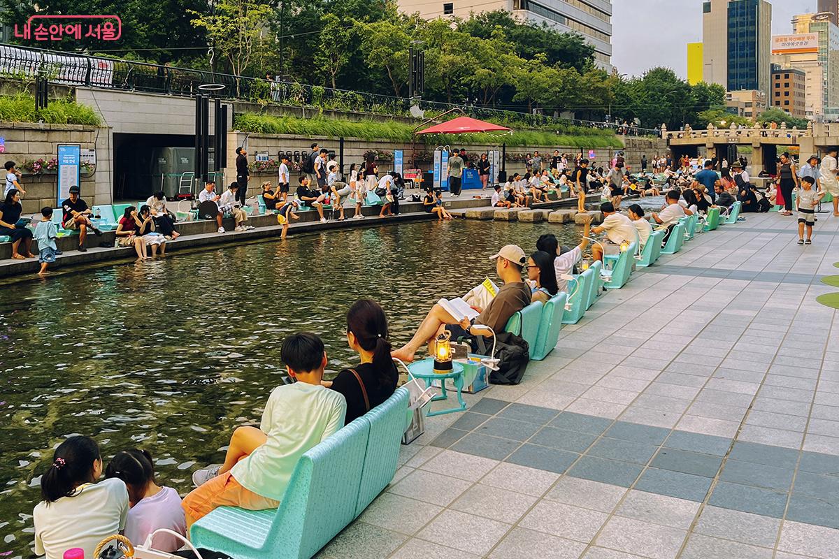 청계천을 따라 서울 펀(FUN) 디자인으로 개발된 ‘폼&폼(EPP Chair)’이 설치되어 있으며, 그 옆에는 추천 도서가 담긴 박스와 밤에도 독서를 즐길 수 있도록 조명이 마련돼 있다. ©김아름