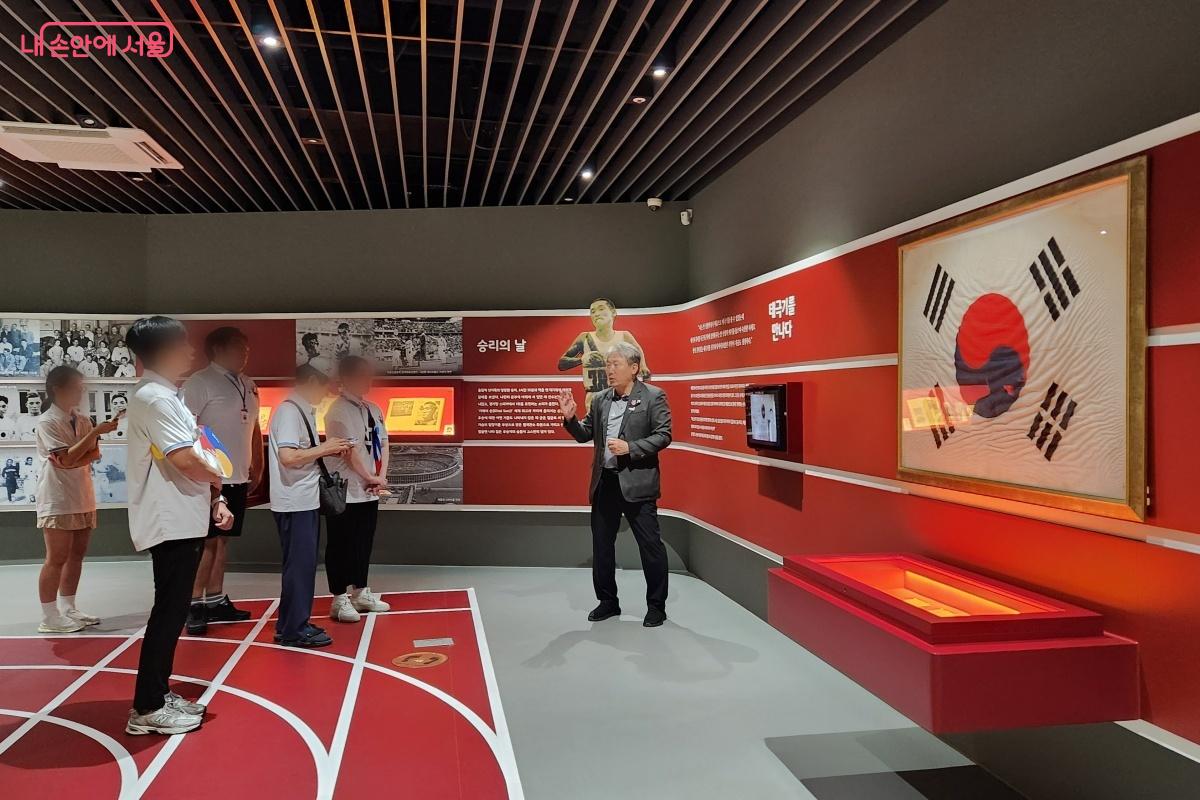 제1전시실 '첫 번째 세계'에서 ‘손기정’선수를 만났다. ©김미선