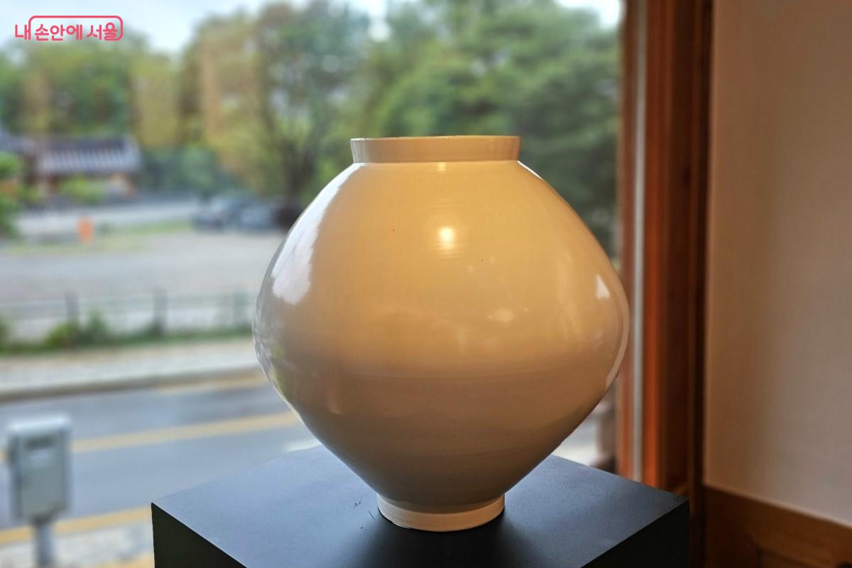 은평한옥마을을 배경으로 전시되어 있는 김판기 도자 명장의 달항아리 작품 ©최정윤