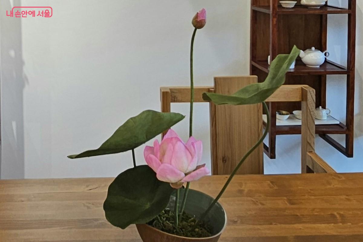 생동감 넘치는 이미나 지화공예가의 연꽃 작품 ©최정윤