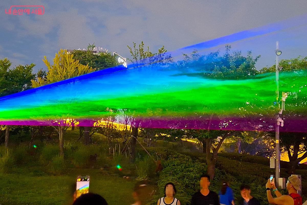 ‘Beam Trace’의 빛과 안개 속에서 서울의 역사가 별빛으로 재탄생한 듯하다. ©이혜숙  