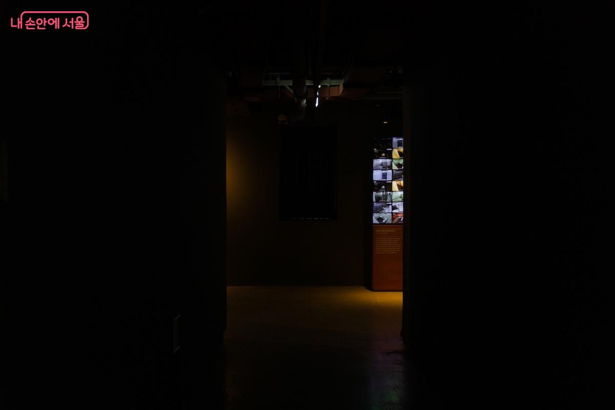 어두운 공간이 민주화를 열망하며 숨죽여 지내온 세월을 보여주는 듯하다. &copy;임중빈