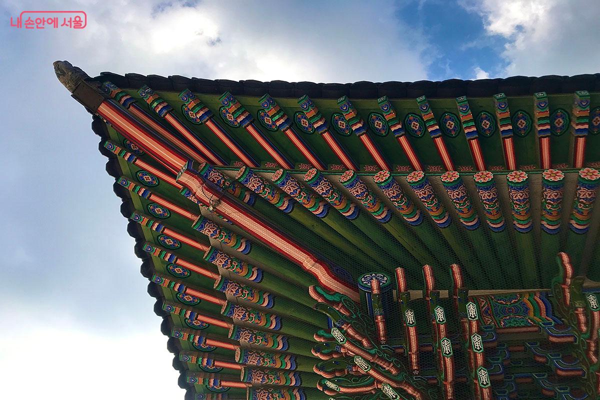 경복궁 근정전 지붕의 단청문양이 아름답다. &copy;이정민