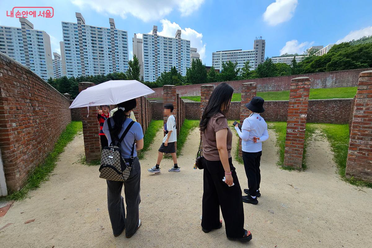 야외에서 운동하는 시간마저도 수감자들의 대화와 소통을 막기 위해 벽돌로 격벽실을 쌓아 놓았다. ©이혜숙