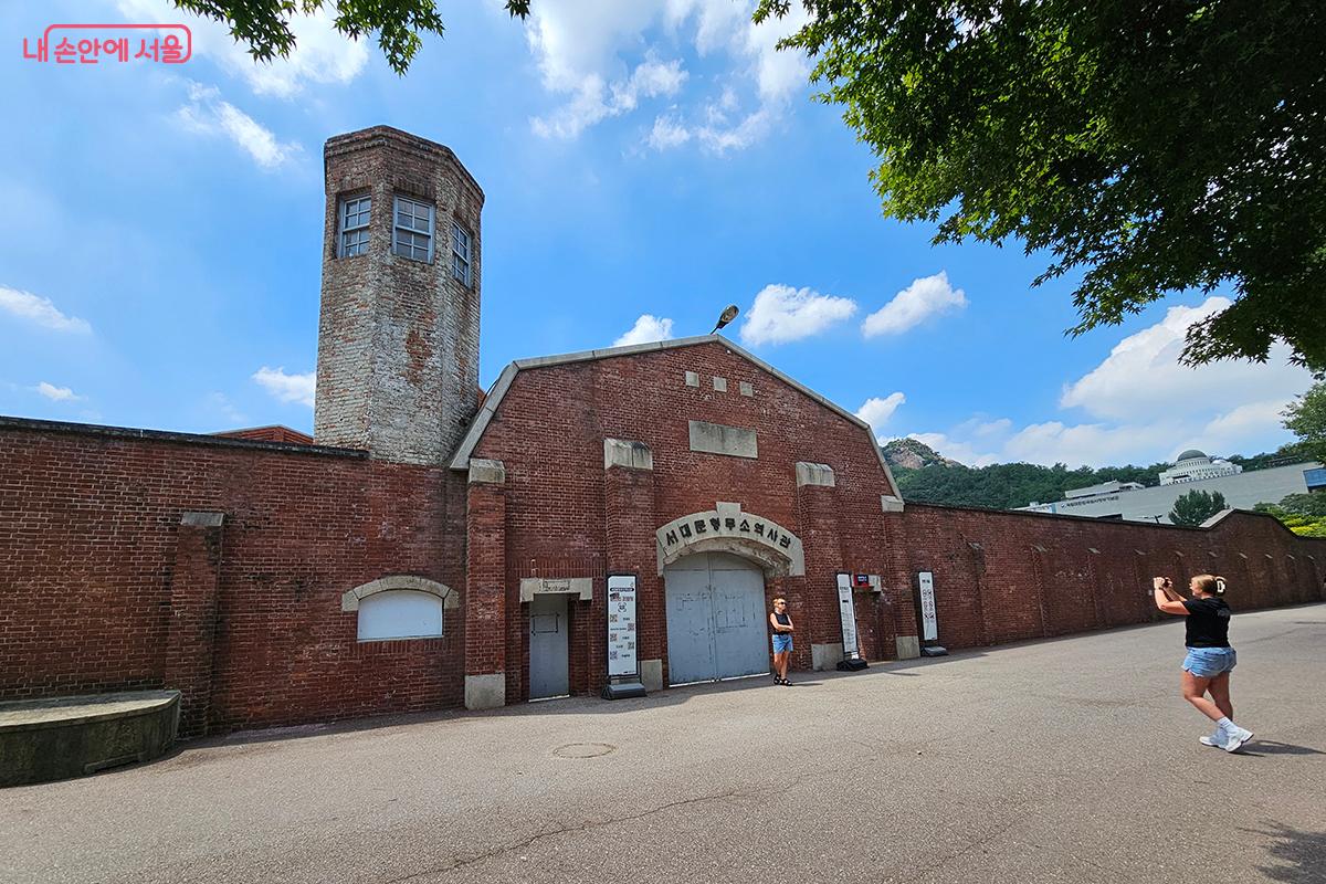 외국인 관광객들이 사진을 찍으며 흥미롭게 투어를 즐기는 모습도 눈에 띄었다. ©이혜숙