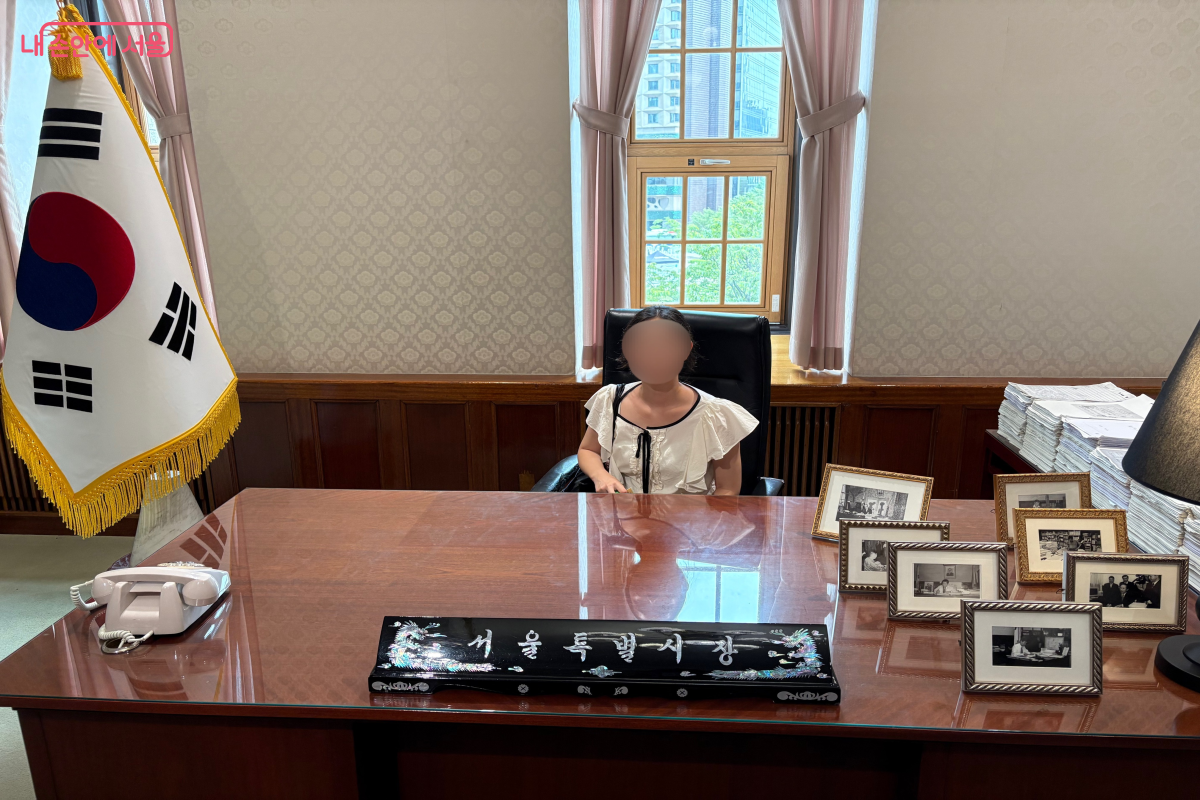 옛 서울시장의 자리에서 기념사진을 찍었다. ©이혜린