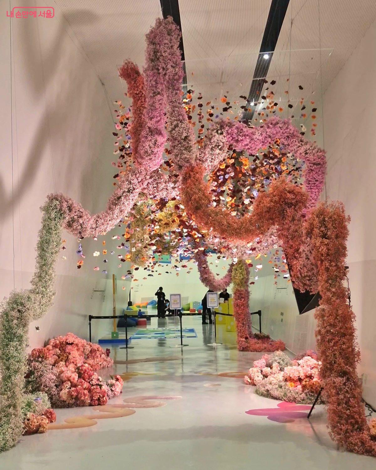 핑크 컬러의 꽃 장식으로 화려하게 꾸며져 있는 포토존 ©임채영