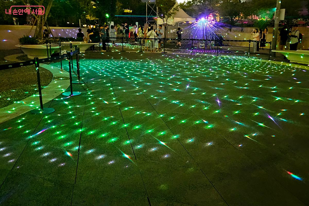 시간의 궤적과 초월성을 표현하는 포그와 레이저의 물결이 DDP의 과거와 현재, 그리고 미래를 보여준다.