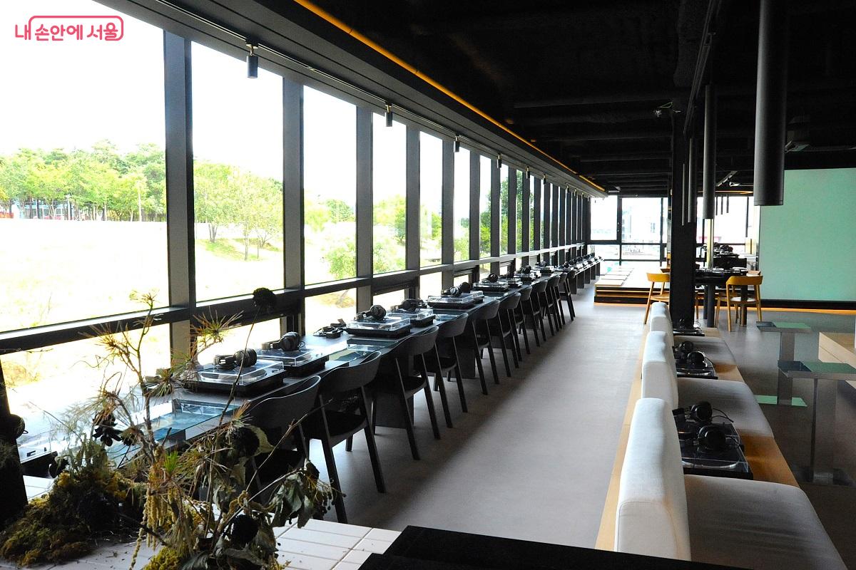 바이닐에서는 개별 턴테이블을 이용해 다양한 장르의 음악을 감상할 수 있다. ©조수봉