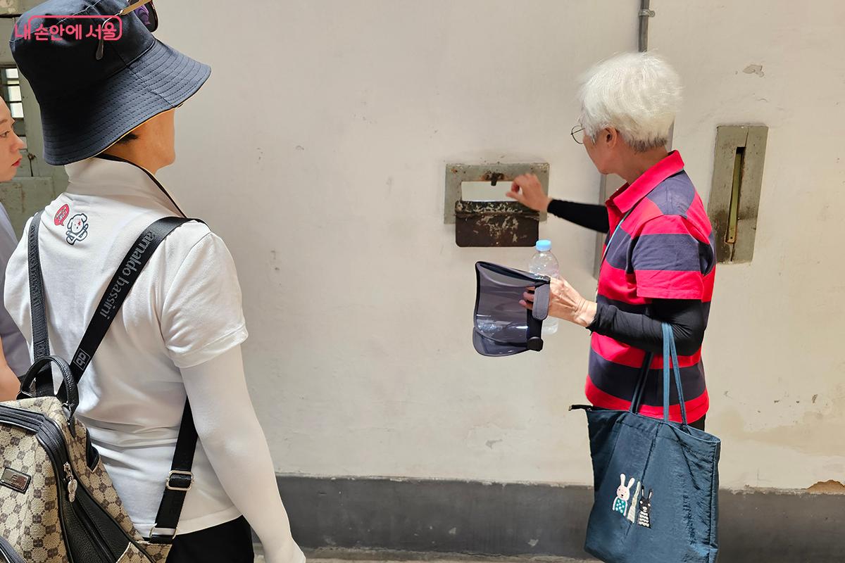 수감자들에게 음식을 넣어주던 작은 배식구는 감시의 용도로도 쓰였다. ©이혜숙