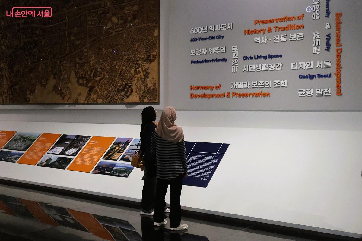 레바논에서 온 관광객이 진지하게 전시를 관람하고 있다. ©이봉덕