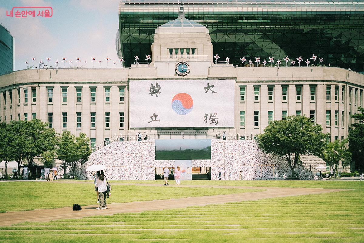 서울도서관 외벽 꿈새김판에는 안중근 의사의 단지 혈서 엽서 태극기를 바탕으로 한 포토 모자이크가 설치되었다. ©김아름