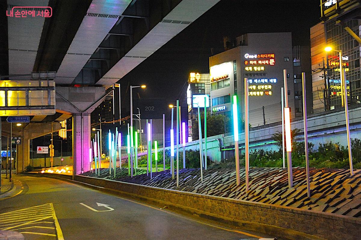 야간에 점등한 경관 조명은 복잡한 차도를 운행하는 차량들의 안전 운행에도 도움을 준다. ⓒ조수봉