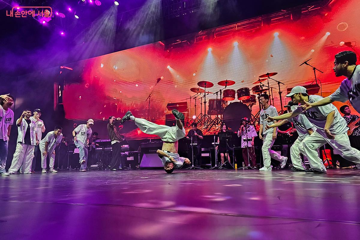무대 위 열정 가득한 브레이크 댄스와 셔플 댄스가 역동적인 리듬을 그려낸다. &copy;이혜숙