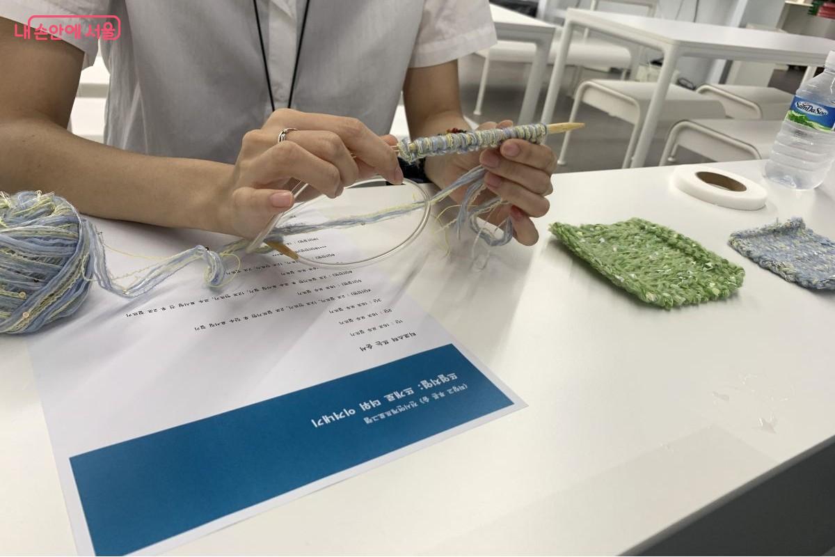 특별기획전 연계 교육 프로그램인 '쉼, 감각의 시간' 중 뜨개질 프로그램 &copy;김아름