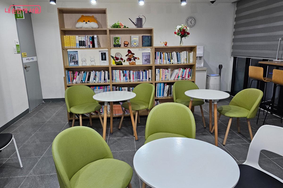 편하게 쉬었다 갈 수 있는 무더위쉼터 &copy;홍혜수   