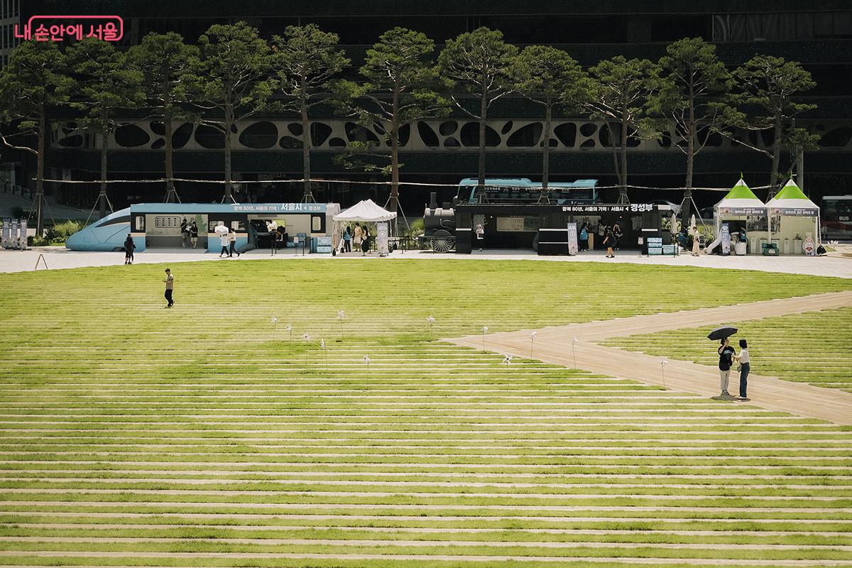 서울도서관 앞에 설치된 ‘태극기 언덕’에서 바라본 서울광장 전경 ©김아름