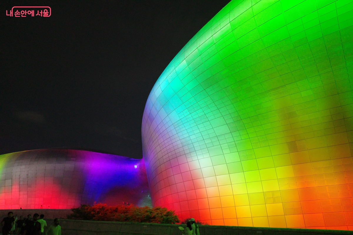 오로라 빛을 뿜어내는 로랑 그라소의 'Solar Wind' ©김미선