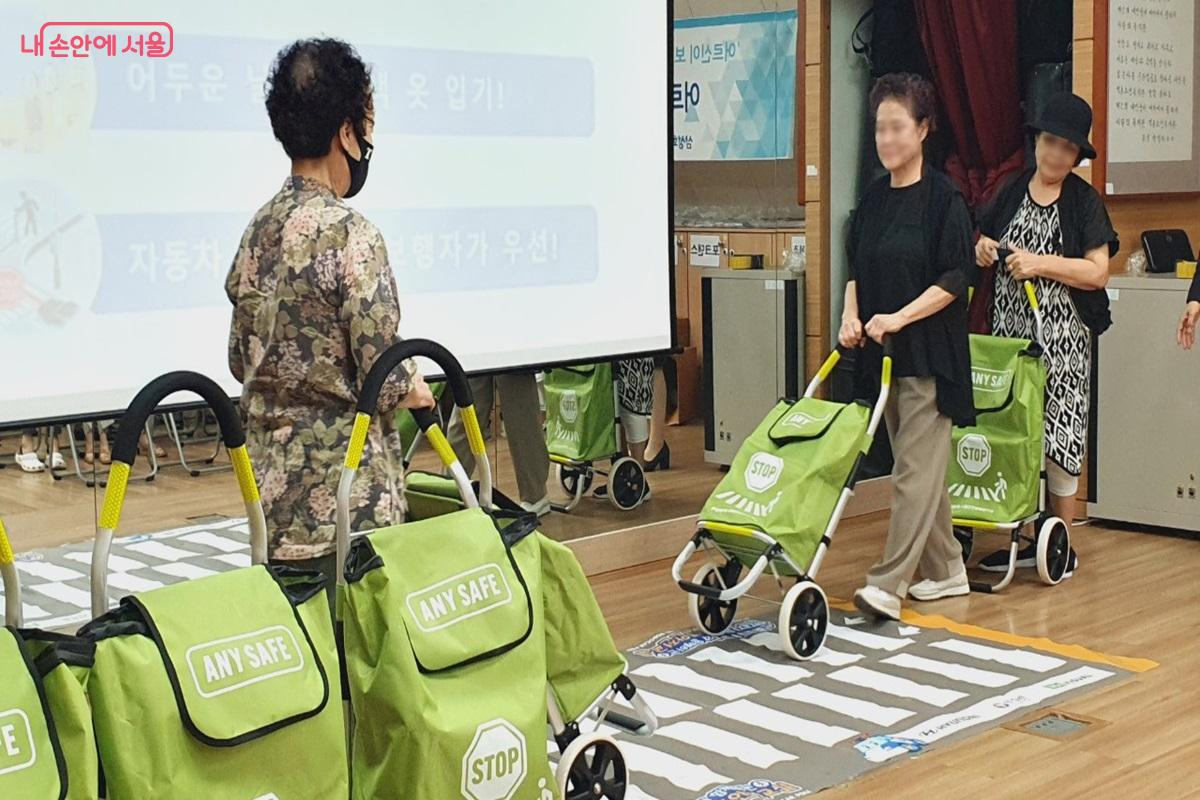 ‘서울시 어르신 교통안전 캠페인’에서 안전한 횡단보도 건너기 실습 ©엄윤주